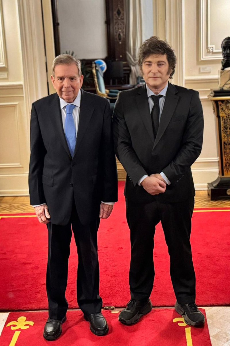 eduardomenoni's tweet photo. Javier Milei y Edmundo Gonzalez, dos presidentes juntos en La Casa Rosada. 🇻🇪🇦🇷 

DALE ME GUSTA Y RT para que le duela aún más a Nicolás Maduro, el tirano de Venezuela. https://t.co/YFXSh1z4Gx