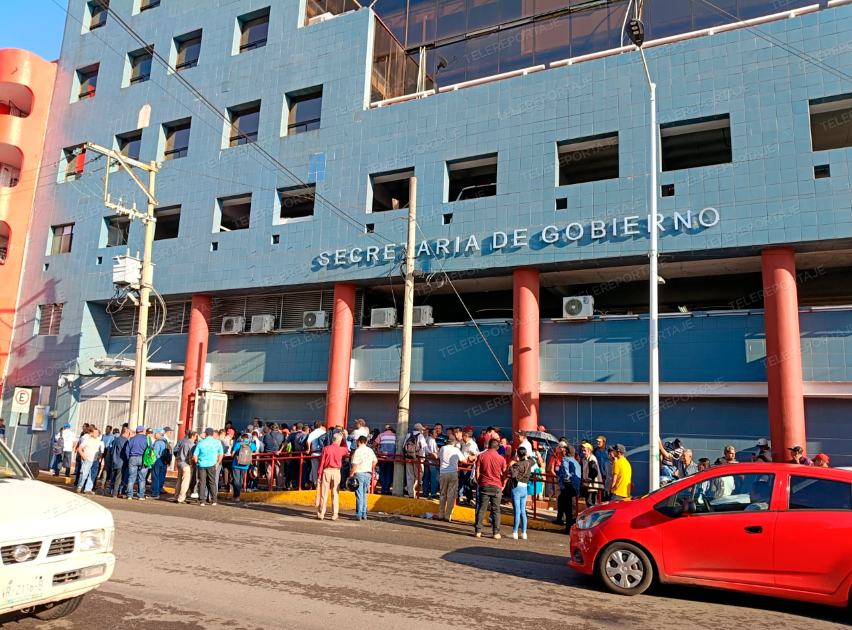xevtfm's tweet photo. #LoÚltimo | 📸 Por segundo día consecutivo, se concentran trabajadores de #CEMATAB en la Secretaría de Gobierno, donde líderes sindicales reciben respuesta a la solicitud de ayer para reubicar a los servidores públicos https://t.co/a6lDcqEaFi