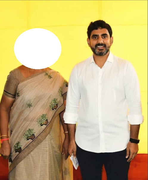 DealsDhamaka's tweet photo. ప్రజాప్రతినిధులు ఐటీశాఖా మంత్రివర్యులు ప్రియతమ నారా లోకేష్ అన్నకి    @naralokesh 

న్యాయం కోసం అర్జీ 🙏🙏🙏

ఆరు సంవత్సరాలు న్యాయం కోసం అన్ని మెట్లు ఎక్కి నిస్సహాయ స్థితిలో ఇంకో గత్యంతరం లేక మీకు రా���్తున్నాను. 62యేళ్ల వృద్దులాయని మా అమ్మగారికి జరిగిన మోసం, తాను ప్రతిక్షణం పడే బాధ, ప్రతి వారం సహాయం కోసం జనాన్ని, ప్రజావేదికని, పోలీసుల్ని ఆశ్రయించి విసిగిపోయి మీకు వ్రాస్తున్న లేఖ !  

దయచేస��� మీరు కొంచెం పరిశీలించాలి అని మా ప్రార్ధన. మీరు తప్ప మరో ఆస్కారం లేదు - అన్ని పోయి, ఈ సమాజం మీద నమ్మకం కూడా పోయే స్థితిలో బ్రతుకుతున్నాము

#ForJustice #Help