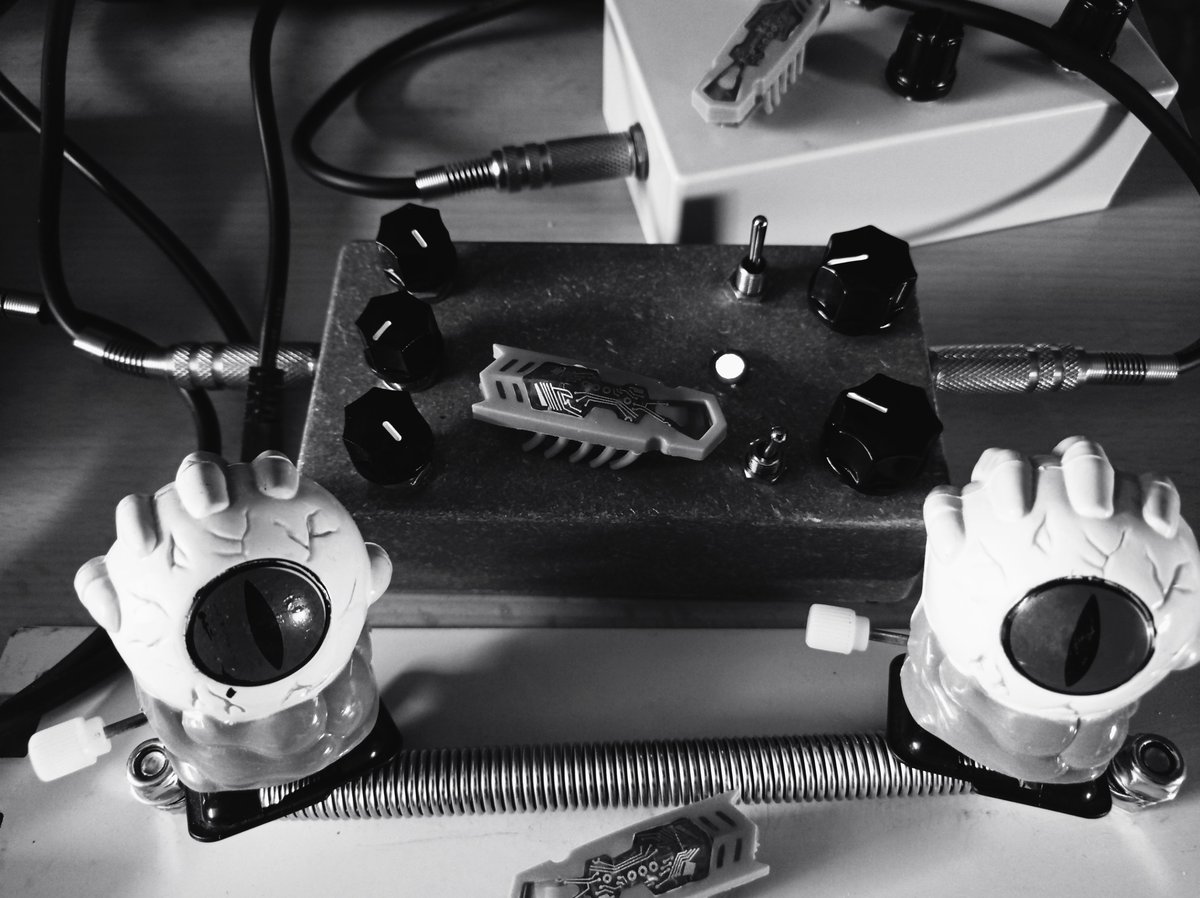 Testing my new HARMONIC ANNIHILATOR from 
<a href="/DeathbedTapes/">Deathbed Tapes</a> and is a killer pedal 🐙🐙🐙