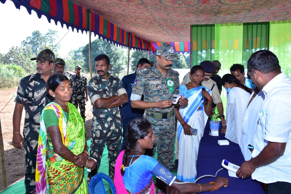 SpKothagudem's tweet photo. Conducted medical camp and distributed essential items to guthikoya tribals of naxal affected areas in Edulla bayyaram police station limits.
Motivated them to be part of mainstream development by highlighting the importance of health,education .
@TelanganaCOPs 
@TelanganaDGP https://t.co/43vFzAdsWS