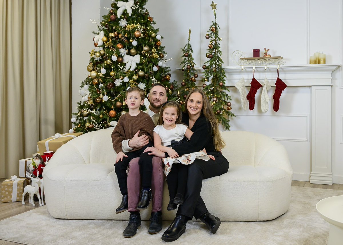 evioloo's tweet photo. Christmas Photos 2024 🎄🎅🏼

Comment CHRISTMAS if you’re interested in photographing you and your family with Erika Violo Photography next year! 📸

#photography #Nikon #Christmas2024 #family https://t.co/kv2Kxg7U49