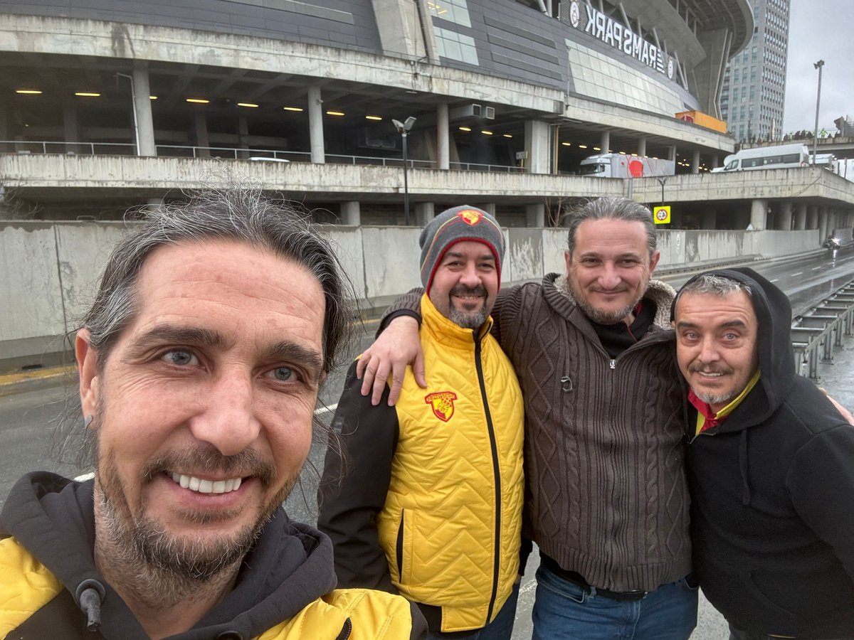 Selamun aleyküm biz geldik 
<a href="/Goztepe/">Göztepe Spor Kulübü</a> 
<a href="/ozdentosun/">Özden Tosun</a>