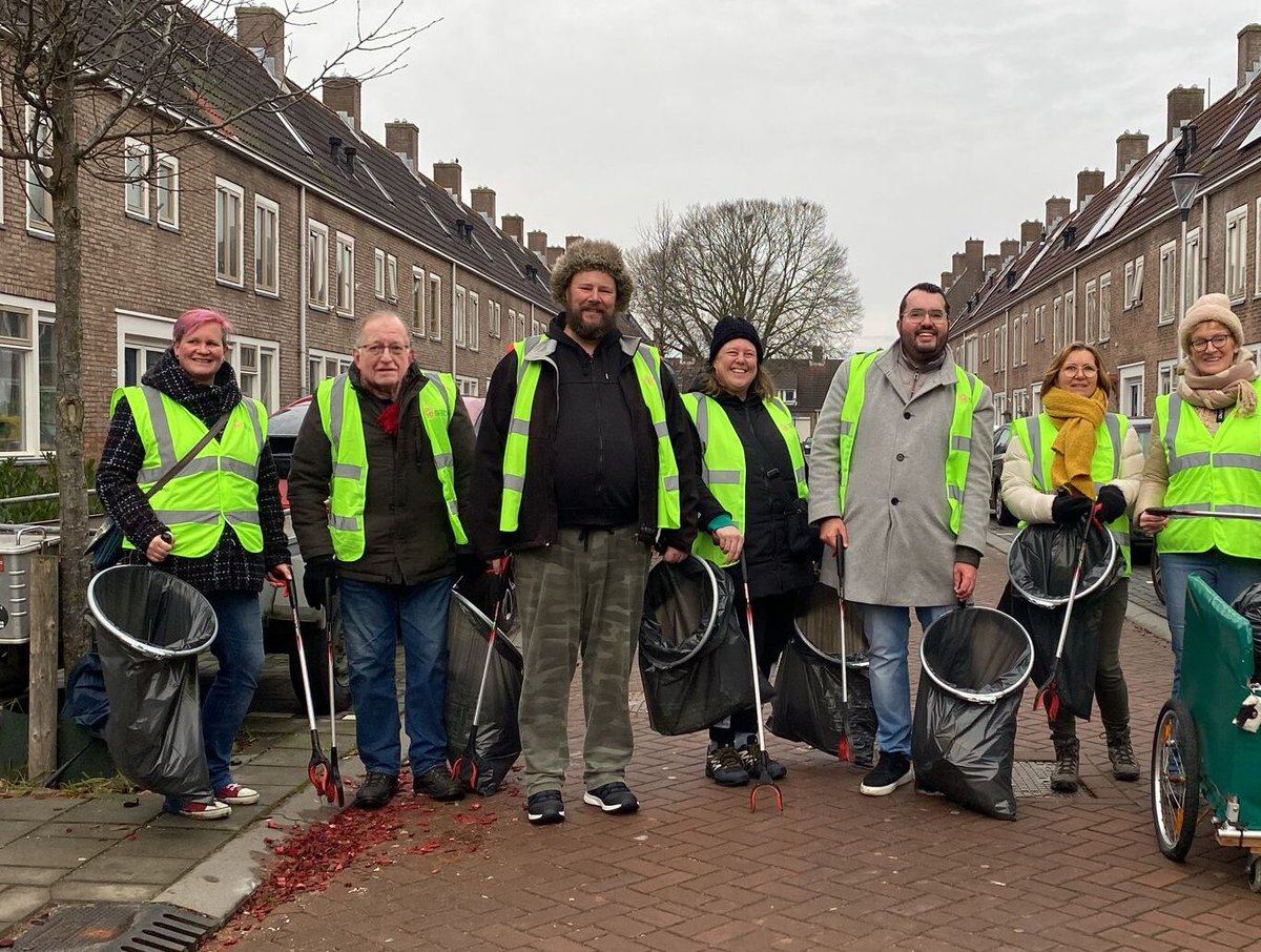 Buurtteam Gageldonk-Oost en wethouder ruimen vuurwerkresten op: ‘Alleen een Europees verbod helpt’ zuidwestupdate.nl/nieuws/buurtte…