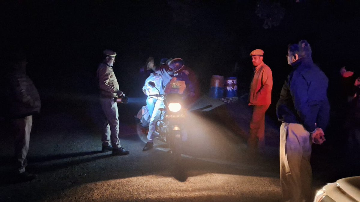 KateraPolice's tweet photo. #JhansiPolice #SSPJhansi के निर्देशन में शांति एवं सुरक्षा व्यवस्था के दृष्टिगत थाना कटेरा जनपद झाँसी  क्षेत्रान्तर्गत  संदिग्ध वहनों एवम् संदिग्ध व्यक्तियो की चेकिंग की गई । https://t.co/QTfZ1I5Izd