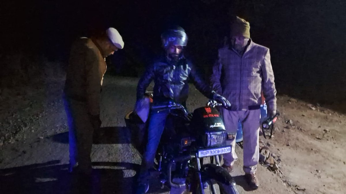 KateraPolice's tweet photo. #JhansiPolice #SSPJhansi के निर्देशन में शांति एवं सुरक्षा व्यवस्था के दृष्टिगत थाना कटेरा जनपद झाँसी  क्षेत्रान्तर्गत  संदिग्ध वहनों एवम् संदिग्ध व्यक्तियो की चेकिंग की गई । https://t.co/QTfZ1I5Izd