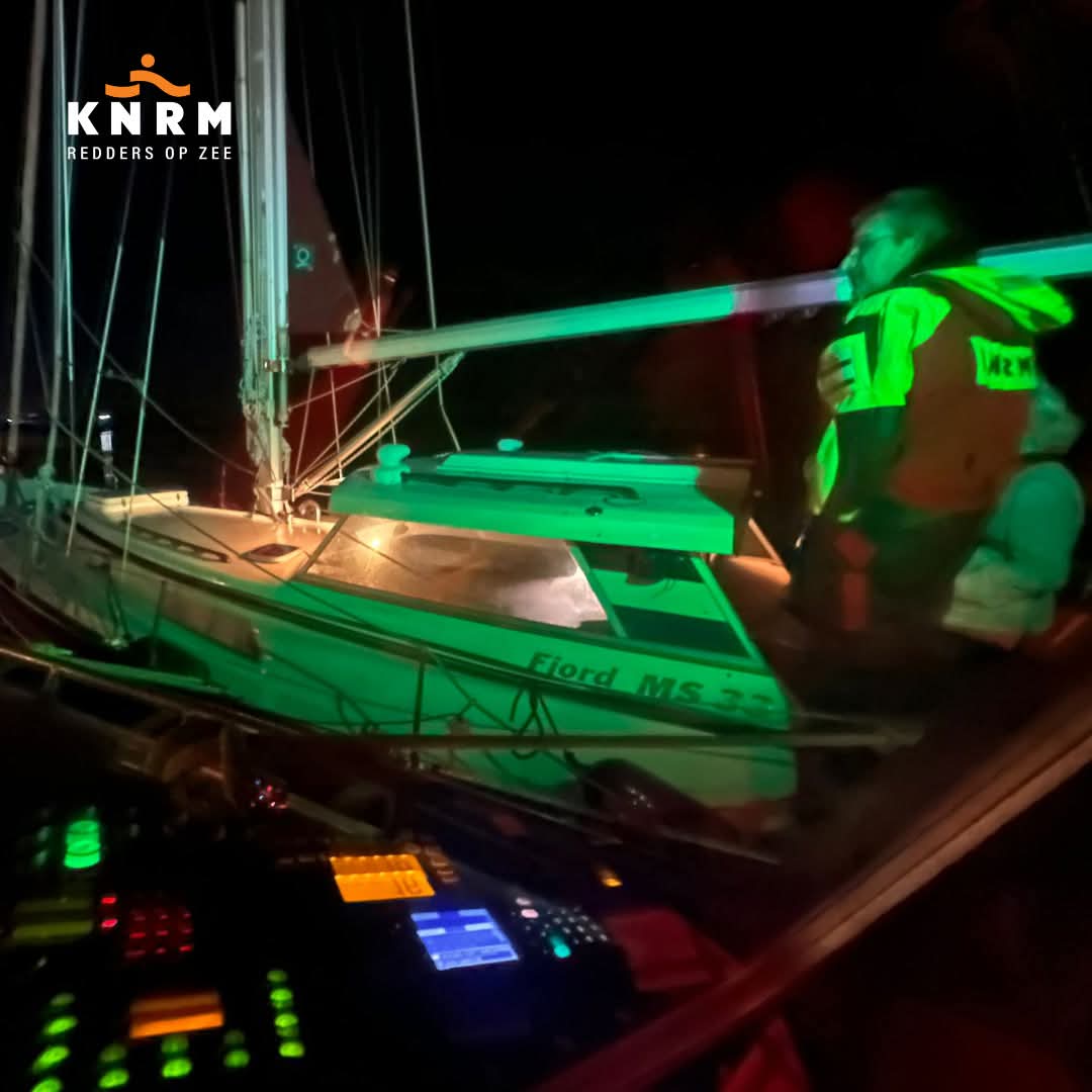 Vrijdagavond 3 januari gingen de pagers af voor onze eerste actie van het nieuwe jaar. Een zeiljacht had aan de noordzijde van het Naviduct zijn schroef verloren. Via het KnrmAssistentieCentrum werdt onze hulp ingeroepen.
#KNRM  #Enkhuizen #watersport  #KNRMAssistentiecentrum