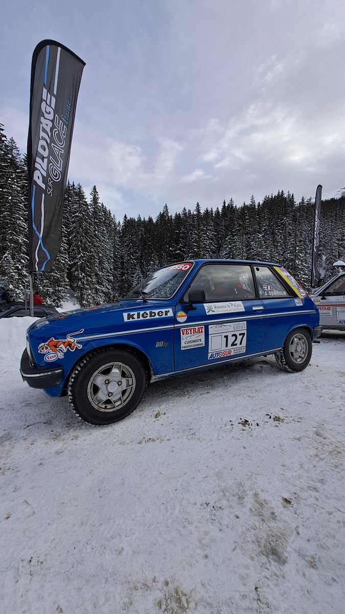 La petite Peugeot 104zs se dégourdi les pneus cloutés au circuit de Flaine.