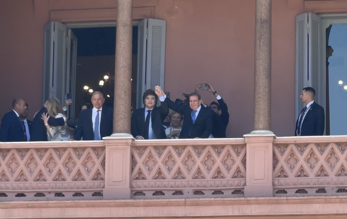🇻🇪 El verdadero balcón del pueblo... 😉.

Nuestro presidente electo, Edmundo González, recibido por miles de venezolanos en el balcón de la Casa Rosada. 🇦🇷.

¡Pronto lo esperamos en Venezuela, presidente!