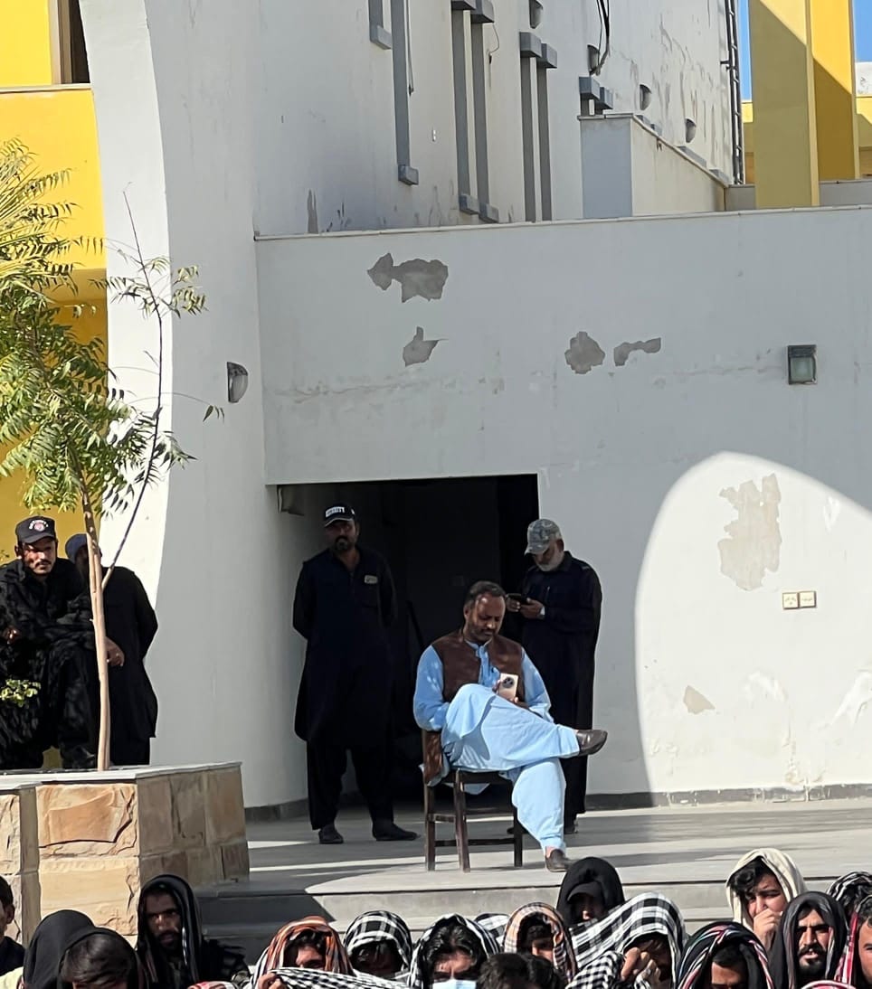 اس تصویر میں نظر آنے والا بندہ لسبیلہ یونیورسٹی کا اسکورٹی انچارج یعقوب ہے جو طلباء کے profiling مین ملوث ہے.
Students of LUAWMS deserve a peaceful,safe and potential environment for learning! #StopMilitarisationOfLuawms