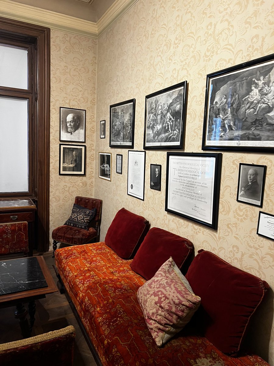 pulsiond3muerte's tweet photo. Hoy estuve en el consultorio y en la casa de Freud, con todas sus pertenencias y espacios que lo conformaban a él. te amo papá https://t.co/LcDIZHtuKW
