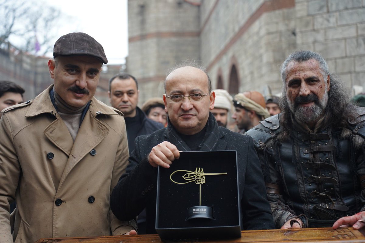 62, 63 ve 64’üncü Hükûmetin Başbakan Yardımcısı, İstanbul Aydın Üniversitesi Öğretim Üyesi Prof. Dr. Sn. Yalçın Akdoğan’ı (<a href="/Y_Akdogan/">Prof. Dr. Yalçın Akdoğan🇹🇷</a>) TRT Uluslararası Film Platoları’ndaki Mehmed Fetihler Sultanı setimizde misafir etmekten onur duyduk. Ziyaretleri sırasında sahne çalışmalarımızı