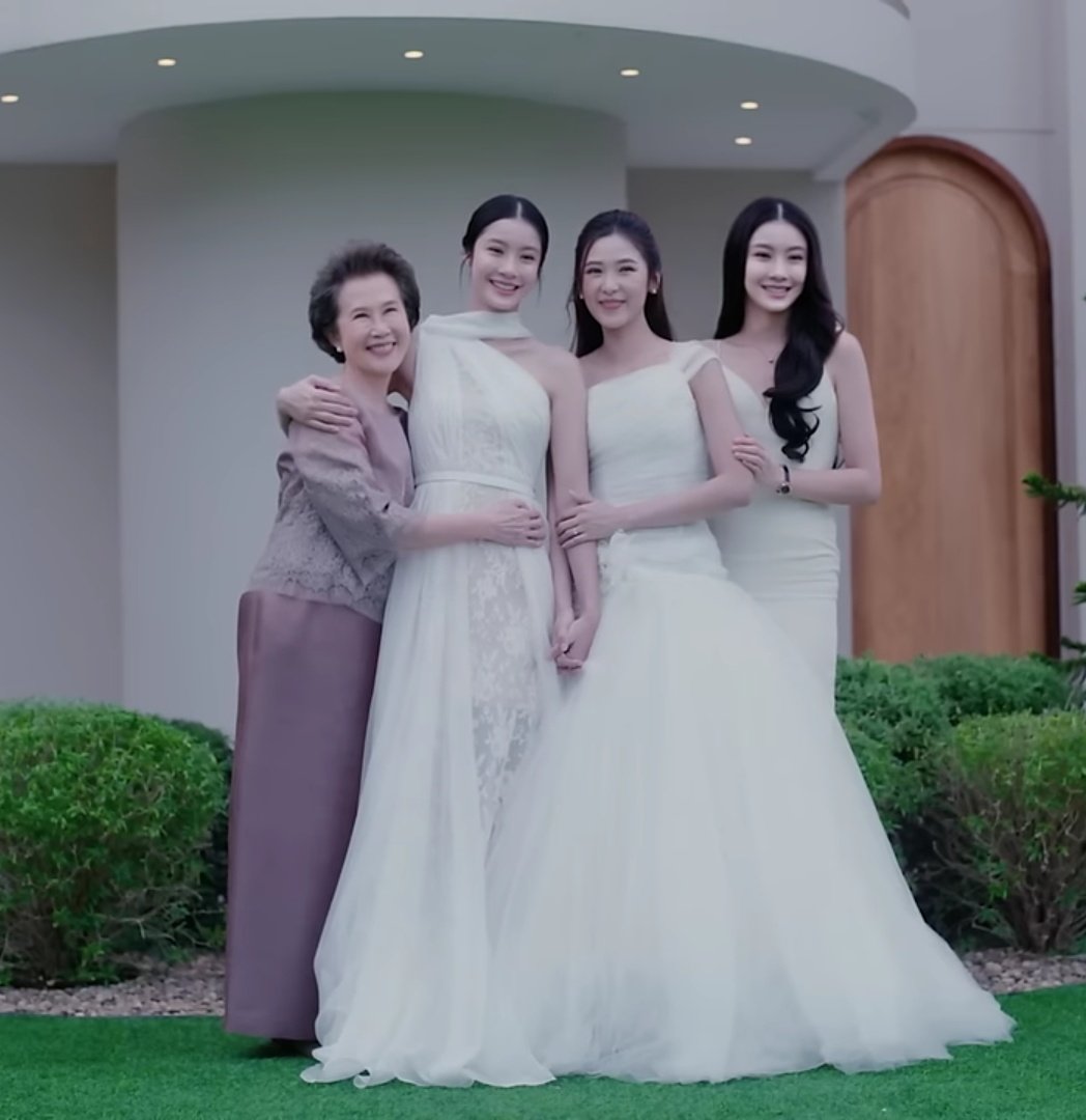 lesbitronn's tweet photo. not oab oom also holding metavee lmfaoo may really said let's take a family picture with the ex (gf) and next (wife) 😭😭😭

#PlutoSeriesFinalEP https://t.co/VfB9rGkhUl