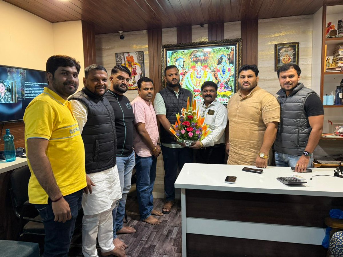 Chandrharpatil's tweet photo. आज (दि.04.01.2025) रोजी सांगली शहरामध्ये आमचे सहकारी मित्र TV-9 रिपोर्टर श्री.शंकर देवकुळे यांची सांगली जिल्हा इलेक्ट्रिक मिडिया जिल्हा अध्यक्षपदी निवड झाल्याबद्दल त्यांचे भेटून अभिनंदन केले.
.
.
#sangli #shankardeukule #congraculations #chandraharpatil #shivsena #ubt https://t.co/nACpdo6EGh