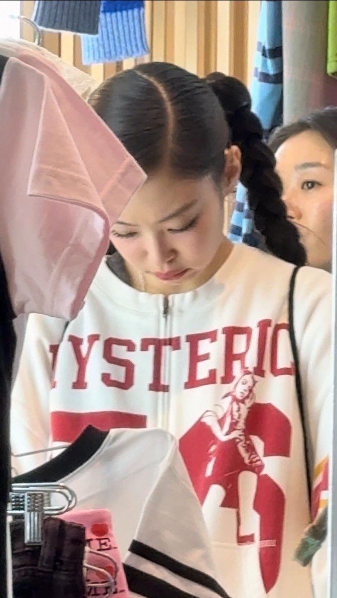 jnrubyjkim's tweet image. where is this cutie? 🥺