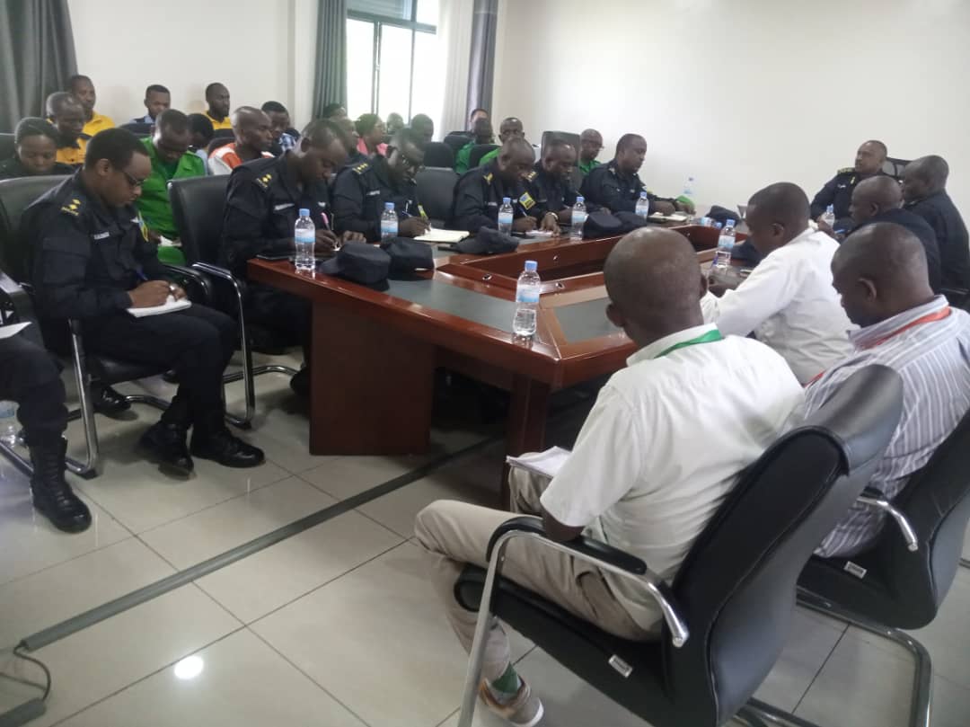 YouthMusanze's tweet photo. Ba Coordinator Muri @RwandaYouthVol1 Kurwego rw'akarere Muri @RwandaNorth bitabiriye Inama yateguwe na @Rwandapolice Muri Iyi Ntara,abakuriye Dasso n'izindi Nzego.Iyo Nama yarigamije Gukomeza kurebera hamwe Ingamba zo Gukomeza gusigasira umutekano hakumirwa ibyaha bitaraba. https://t.co/Dq32dDoWJk