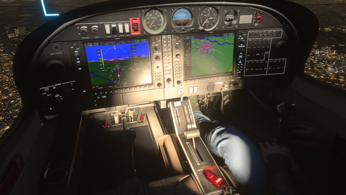 WhiteDearMonk's tweet image. #DA40 と #SR22T と #DV20
中央のライト眩し過ぎんねん😖
消されへんか？

#DA62 のが素敵やねん☺

#MSFS #MSFS2024 #FS2024 #XBOX