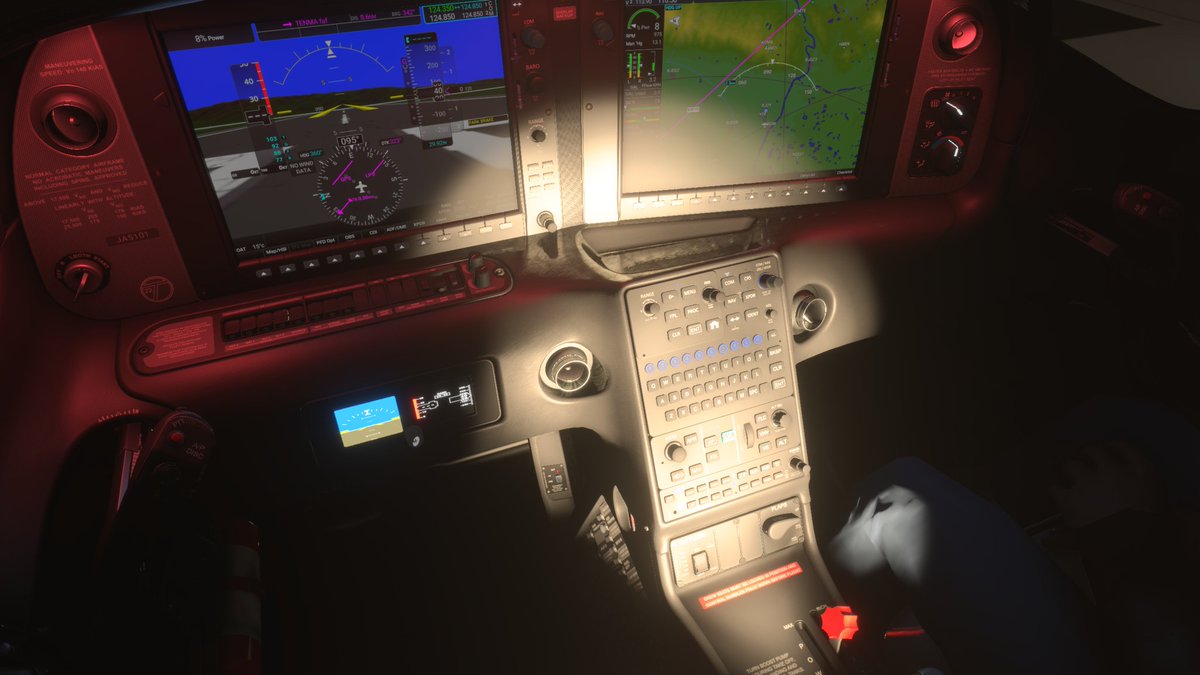 WhiteDearMonk's tweet image. #DA40 と #SR22T と #DV20
中央のライト眩し過ぎんねん😖
消されへんか？

#DA62 のが素敵やねん☺

#MSFS #MSFS2024 #FS2024 #XBOX