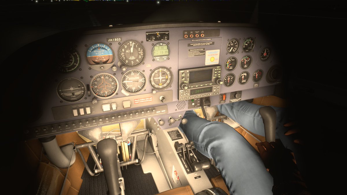 WhiteDearMonk's tweet image. #DA40 と #SR22T と #DV20
中央のライト眩し過ぎんねん😖
消されへんか？

#DA62 のが素敵やねん☺

#MSFS #MSFS2024 #FS2024 #XBOX