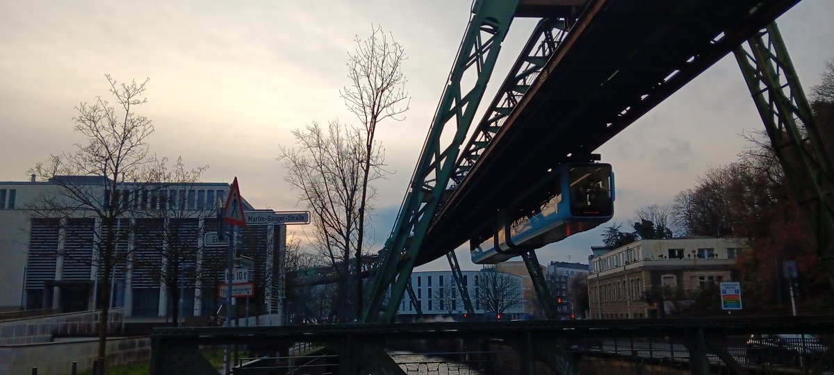 Sascha1982wtal's tweet image. Im Jahr 2025 
Für mehr Schwebebahn in der Timeline #Wuppertal 🚟 🚟 🚟