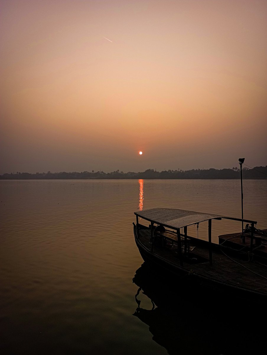 horek_rokom's tweet image. If the sun must set, let it sink with grace,
The earth shall glow in twilight’s embrace 🌙
Then darkness will drape the world in shade,
A silent hymn, as shadows invade. ☀️
Kolkata sunset🌅
#kolkata #RandomClick #mobilephotography #kolkatabuzz #sunset #sunsetphotography
bioscope