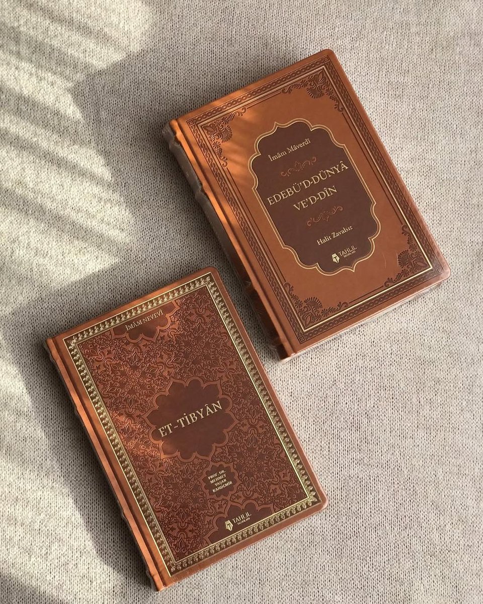 Bu twiti RT edip beğenenler arasından 1 kişiye Edebü'd Dünya, 1 kişiye et-Tibyan eserini hediye ediyoruz