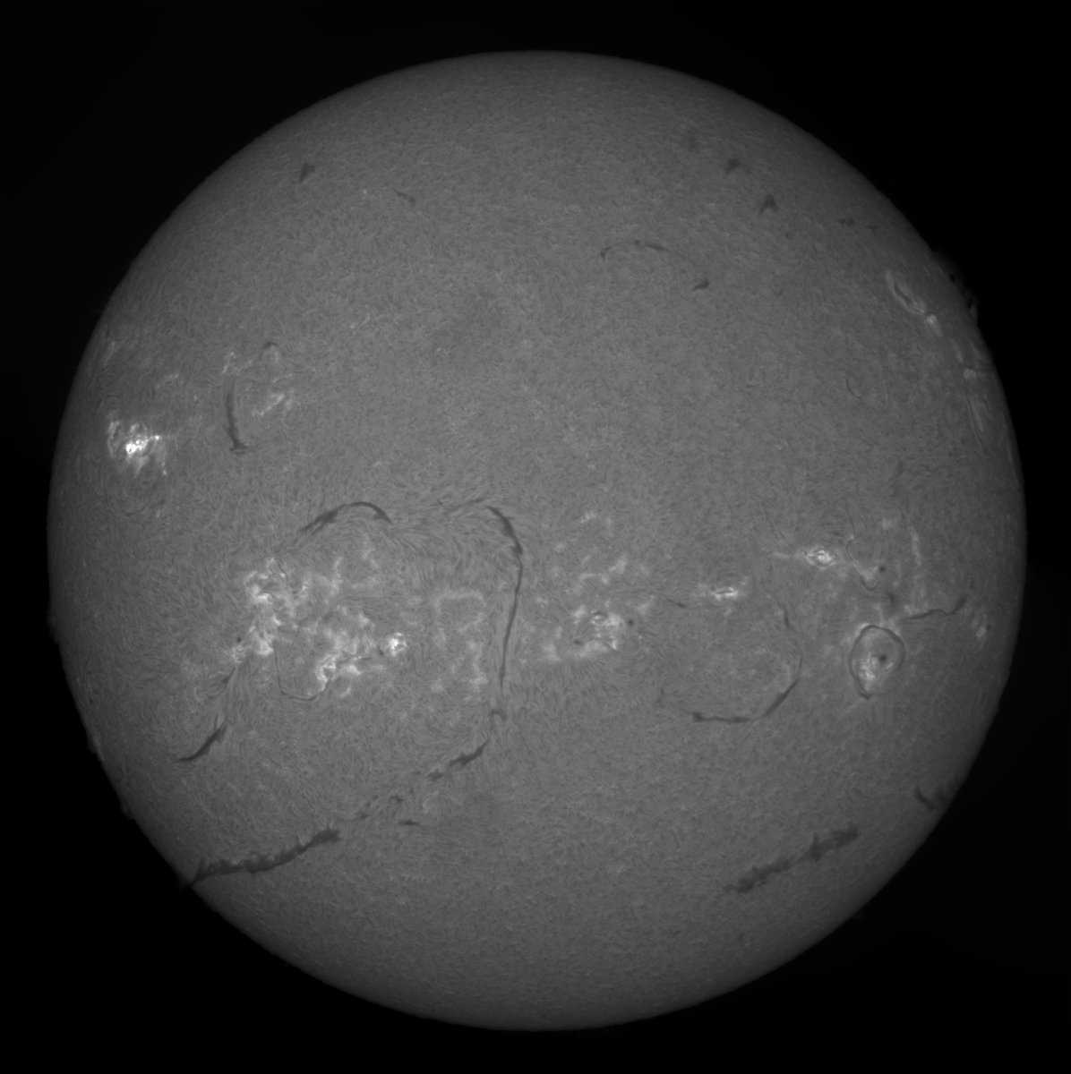 yltansg's tweet photo. The Sun produced 3 X-Flares in 2 days, all from AR3947. Photographed #Chromosphere regions showed the build-up before the 3rd #XFlare. Photo from SolarHam showed the 3rd X-Flare. Credit: https://t.co/xaVWMxFObm https://t.co/N3In7FzDIX