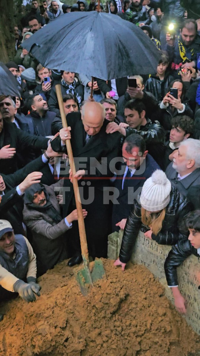 benguturktv's tweet photo. MHP Lideri Devlet Bahçeli, Türk Milliyetçisi Usta Sanatçı #ferditayfur’u Yeniköy Mezarlığında son yolculuğuna uğurladı. https://t.co/S2QGEniaLz