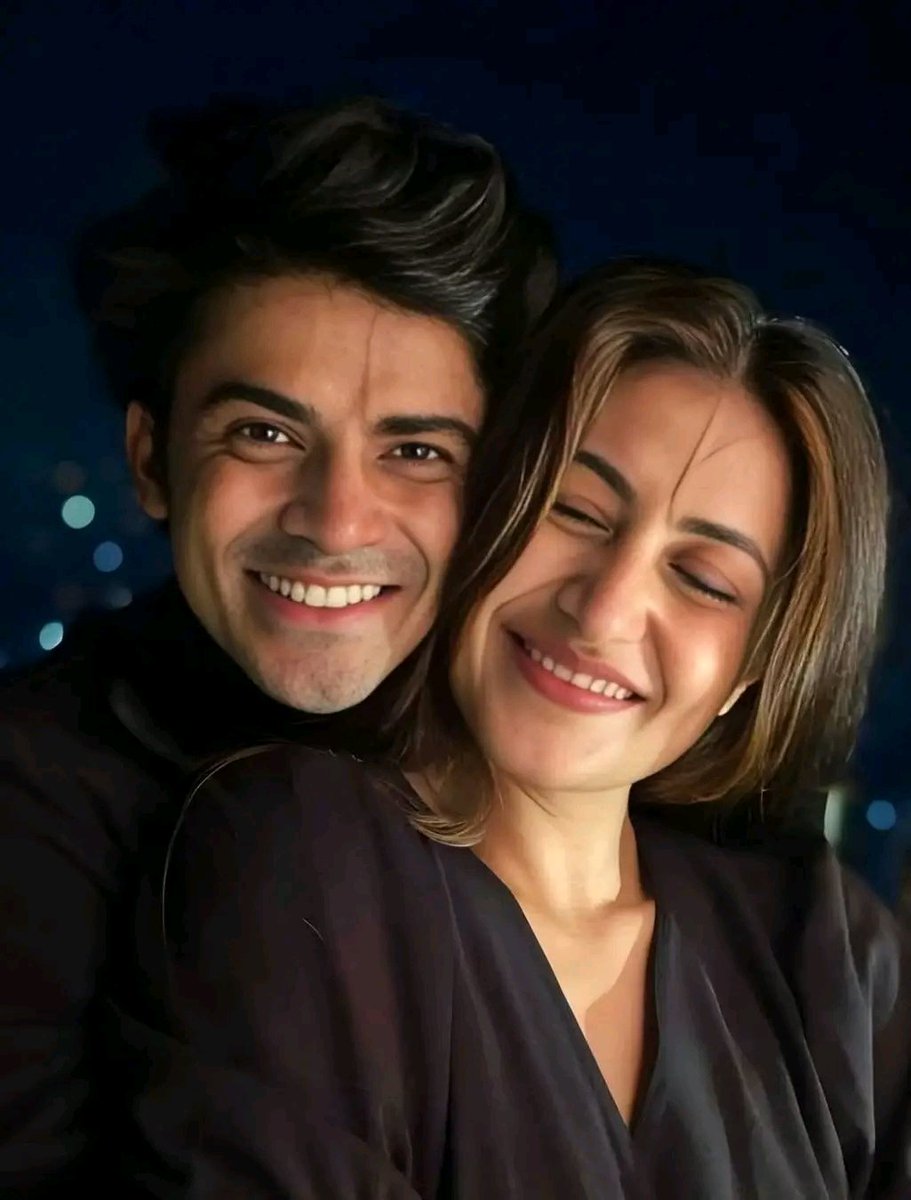 बदन की नजदीकी और नसों का तनाव बता रिया है कि इस भरी सर्दी में इन दोनों का ब्ल्यूटूथ डिवाइस कनेक्ट हो चुका है

धनश्री को किसी गैर की बाहों में देख कर यूजी चहल ब्रो के लिए चंद लाइंस याद आ रही है के

दुश्मन मिले हजार, मतलबी यार न मिले
बैठा रहूँ कुंवारा पर मेहरारू....