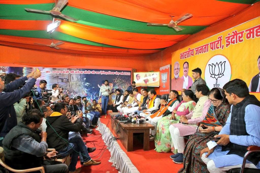 KavitaPatidar_'s tweet photo. भोपाल की यूनियन कार्बाइड फैक्ट्री के कचरे के निपटान को लेकर आज इंदौर में आयोजित संभाग के जनप्रतिनिधियों की बैठक व प्रेस कांफ्रेंस में उपस्थित हुई।

इस अवसर पर प्रेस कॉन्फ्रेंस के माध्यम से मीडिया के बंधुओं को भी वस्तु स्थिति से अवगत कराया गया।
 
@BJP4India @BJP4MP @narendramodi https://t.co/usS428jt16