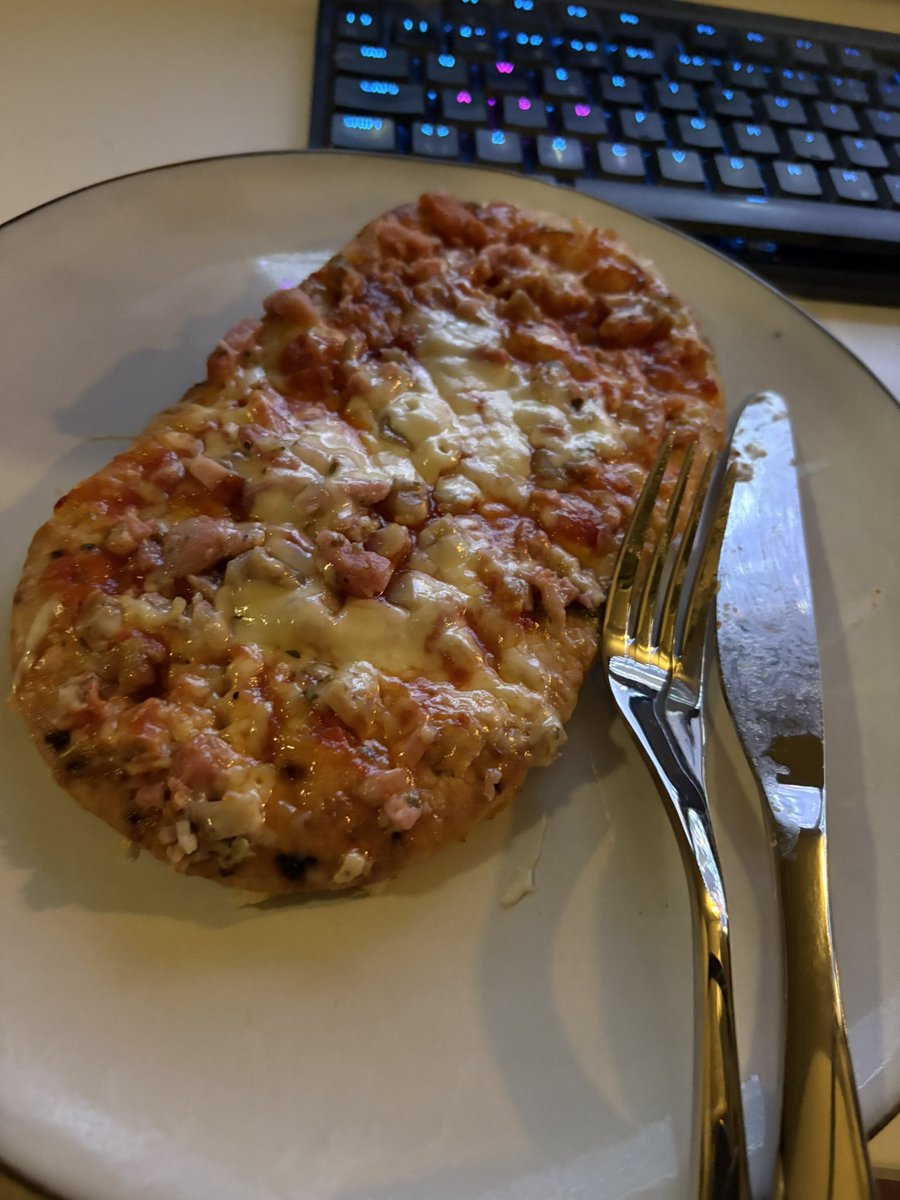Went to hemköb and got a deluxe pizza 

twitch.tv/zaelia

I want to take a nap in the mountains of snow outside the door