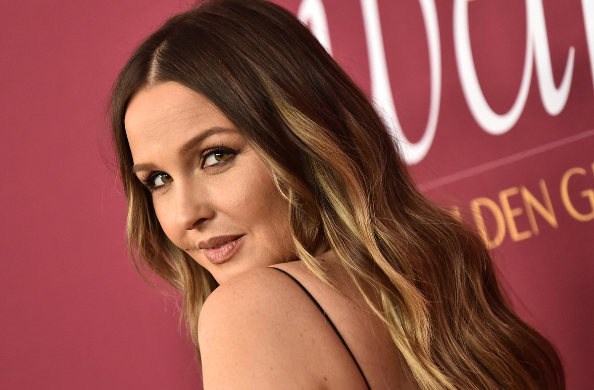 CLuddUpdates's tweet photo. Maravilhosa! Camilla Luddington no tapete vermelho do WWD Style Awards ontem, 3, em Los Angeles. https://t.co/ldDoScpYg6
