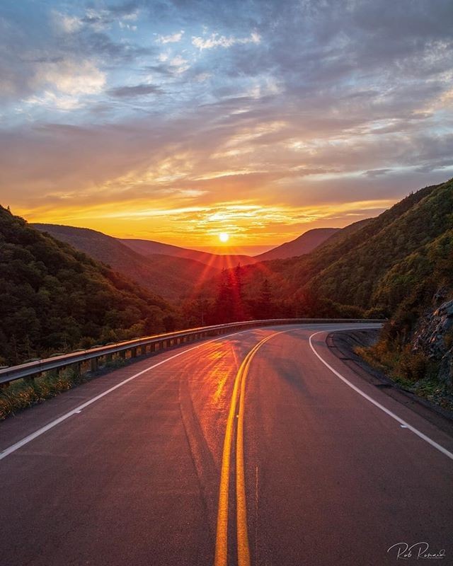 𝗨𝗻𝘁𝘂𝗸𝗺𝘂

Setiap perjalanan hanya menuju kenangan,
Di tiap langkah, jejak-jejak terbenam,
Waktu berlari, meninggalkan bayangan,
Menyulam kisah dalam diam.

1/3

<a href="/AntoniSulton/">Antoni Sulton</a> #piece_of_story 
#love #alwaysforeve #youandme #memories