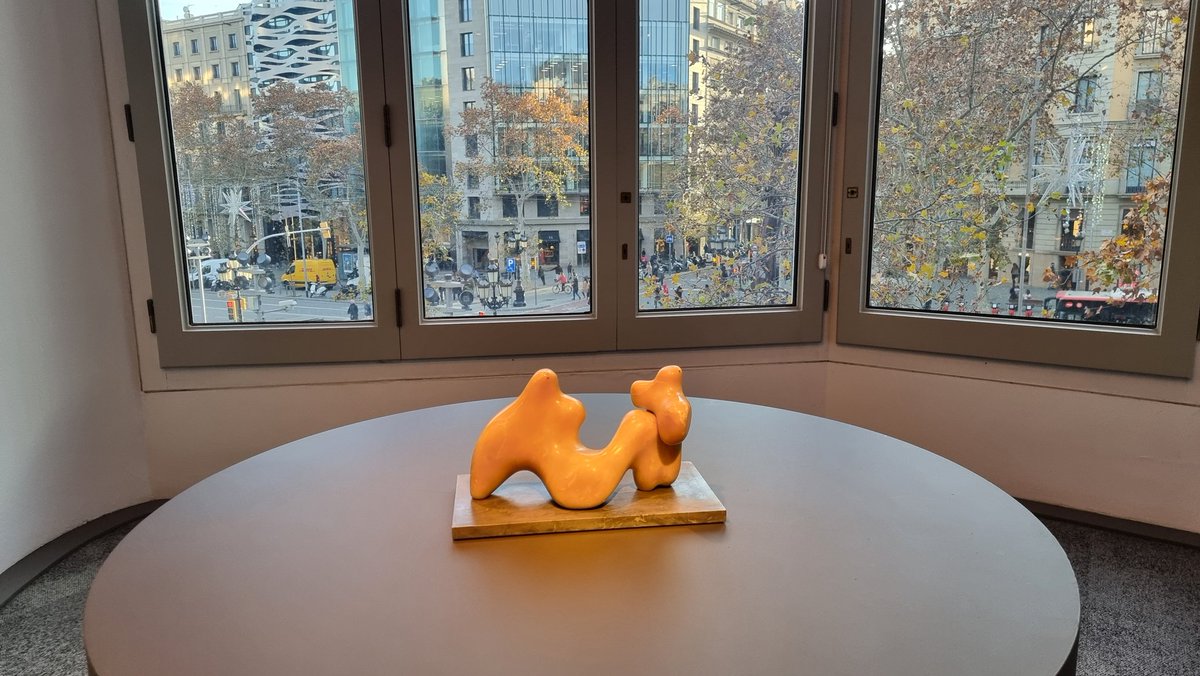 xdlheras's tweet photo. Art en pedra mostra a @LaPedrera_BCN com es passa a ľescultura de Moore, Chillida o Hepworth, a partir del gravat, el bloc de pedra i la pedrera, a meitat del segle XX. Com a epíleg un excel.lent documental de @neusballus que mostra el lligam orgànic entre pedra i art en femení https://t.co/r2j3doHqJD