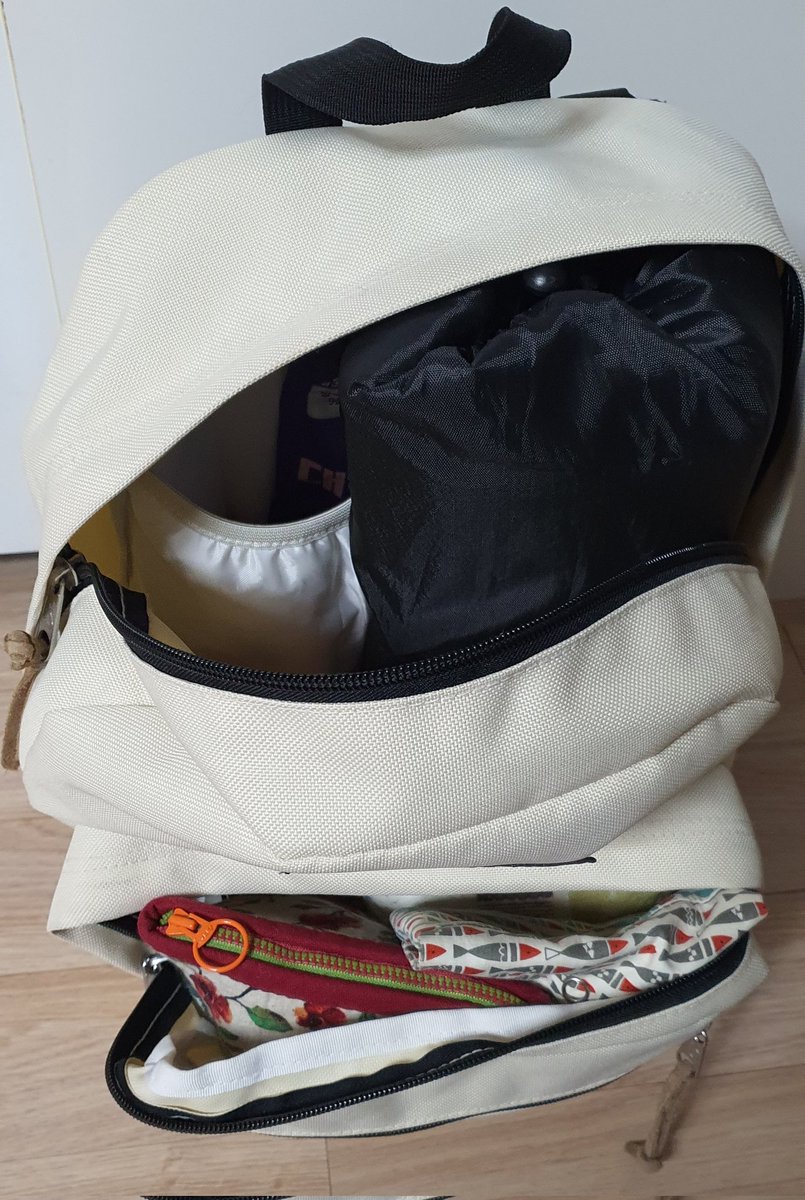 집회용 가방ㅋㅋㅋㅋㅋ
여기에 뜨개꺼리랑 텀블러 두개(하나는 커피용, 하나는 따뜻한 차용)만 넣으면 됨 ㅇㅅㅇ