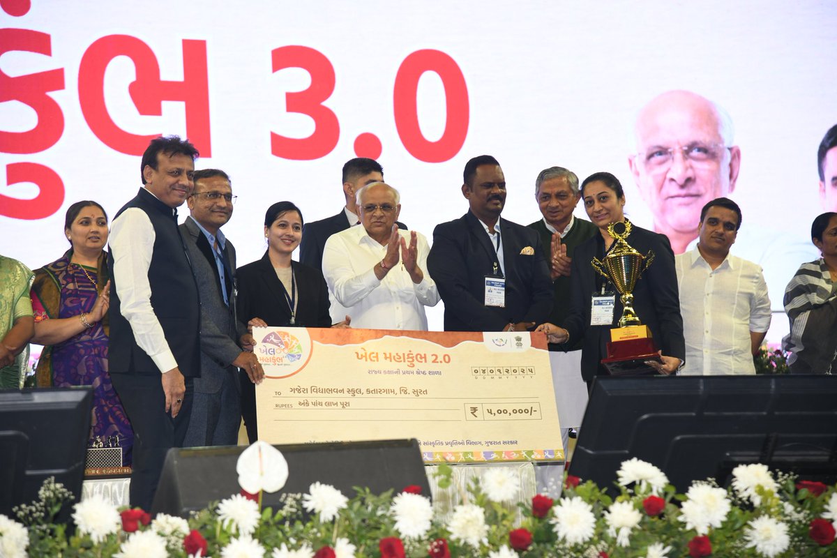 Bhupendrapbjp's tweet photo. આ અવસરે, ખેલ મહાકુંભ 2.0 ની રાજ્યકક્ષાની શ્રેષ્ઠ શાળાઓ, શ્રેષ્ઠ જિલ્લાઓ અને શ્રેષ્ઠ મહાનગરપાલિકાઓને ટ્રોફીથી સન્માનિત કર્યા. આ વર્ષે પણ સૌ પૂરી ઊર્જાથી રમે અને પોતાની પ્રતિભાને ઝળકાવે તેવી લાગણી વ્યક્ત કરું છું. 

ખેલના મેદાનોમાં પાડવામાં આવતો પસીનો તેજસ્વી નવી પેઢીનું ઘડતર કરવામાં મહત્ત્વની ભૂમિકા ભજવશે.

#KhelMahakumbh3
