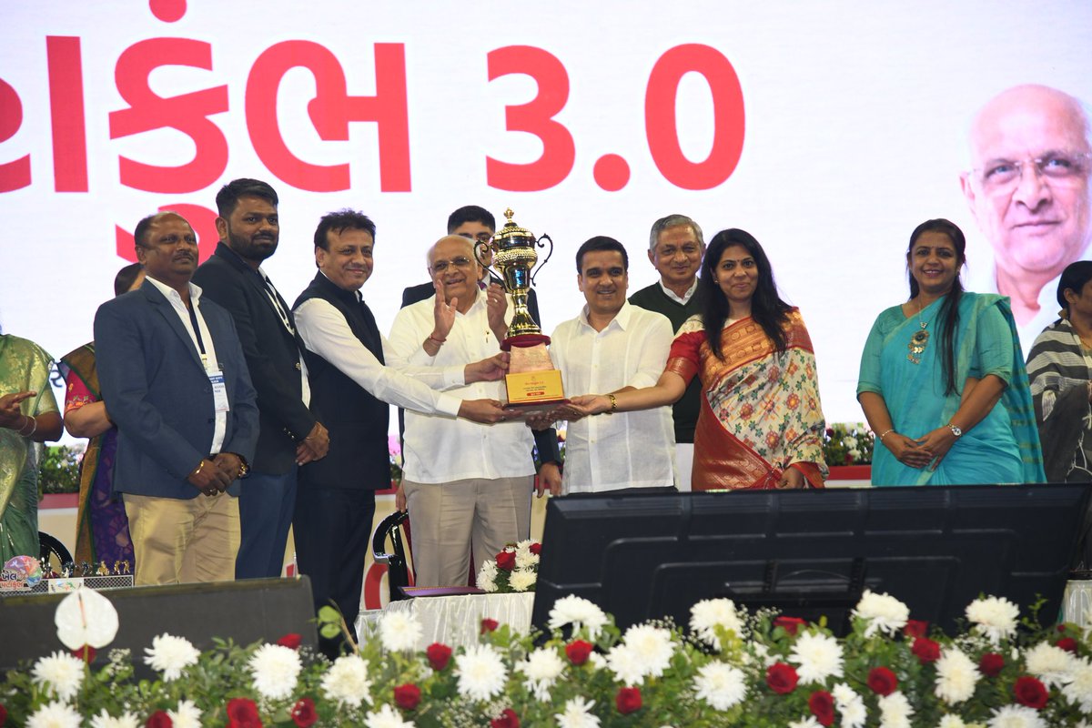 આ અવસરે, ખેલ મહાકુંભ 2.0 ની રાજ્યકક્ષાની શ્રેષ્ઠ શાળાઓ, શ્રેષ્ઠ જિલ્લાઓ અને શ્રેષ્ઠ મહાનગરપાલિકાઓને ટ્રોફીથી સન્માનિત કર્યા. આ વર્ષે પણ સૌ પૂરી ઊર્જાથી રમે અને પોતાની પ્રતિભાને ઝળકાવે તેવી લાગણી વ્યક્ત કરું છું. 

ખેલના મેદાનોમાં પાડવામાં આવતો પસીનો તેજસ્વી નવી પેઢીનું ઘડતર