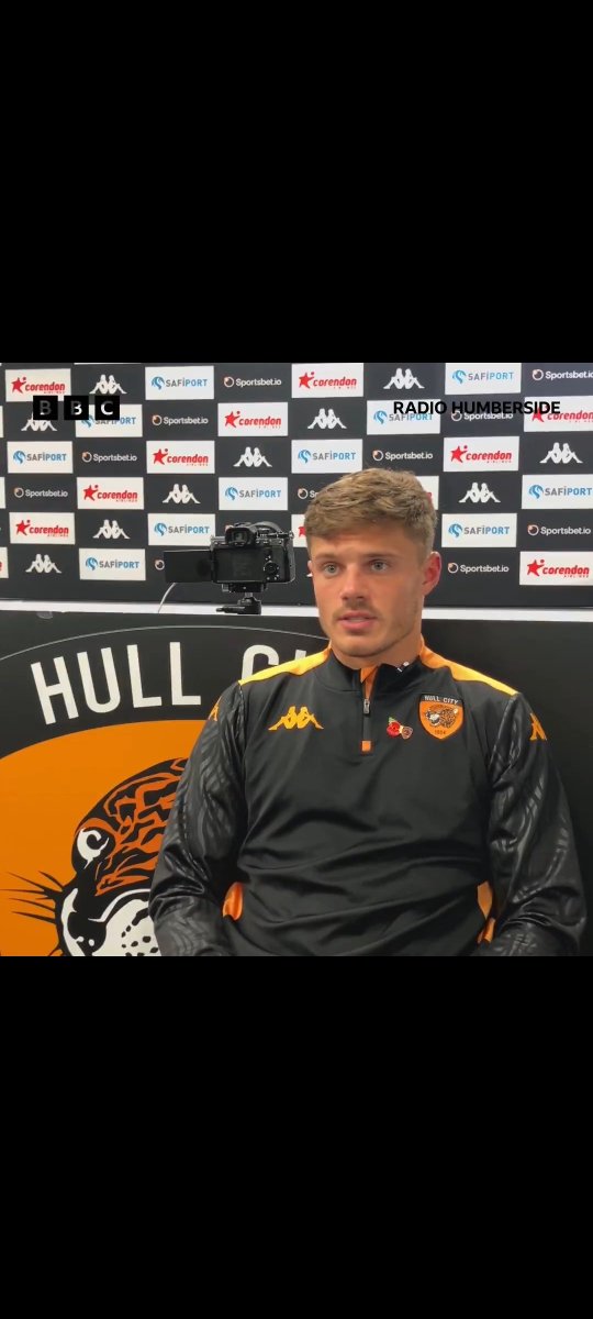 Slater explaining to the fans why he missed a sitter later today

#hcafc