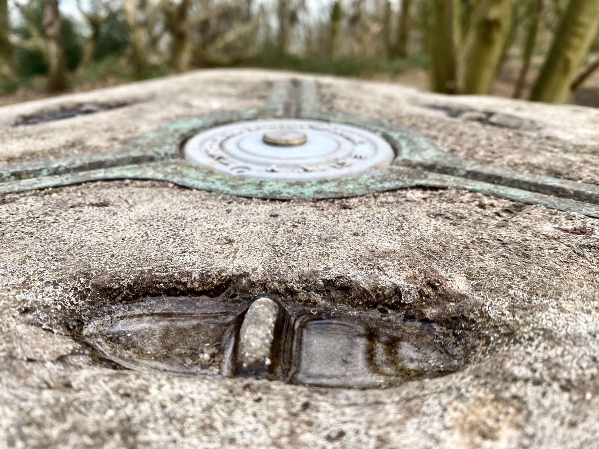 HellingtonBoots's tweet image. Grateful to be within walking distance of my parents’ house - and very lucky that there are some lovely ways to get there!
#LegsAndLaces 
#SaturdayStiles 
#TrigPoint