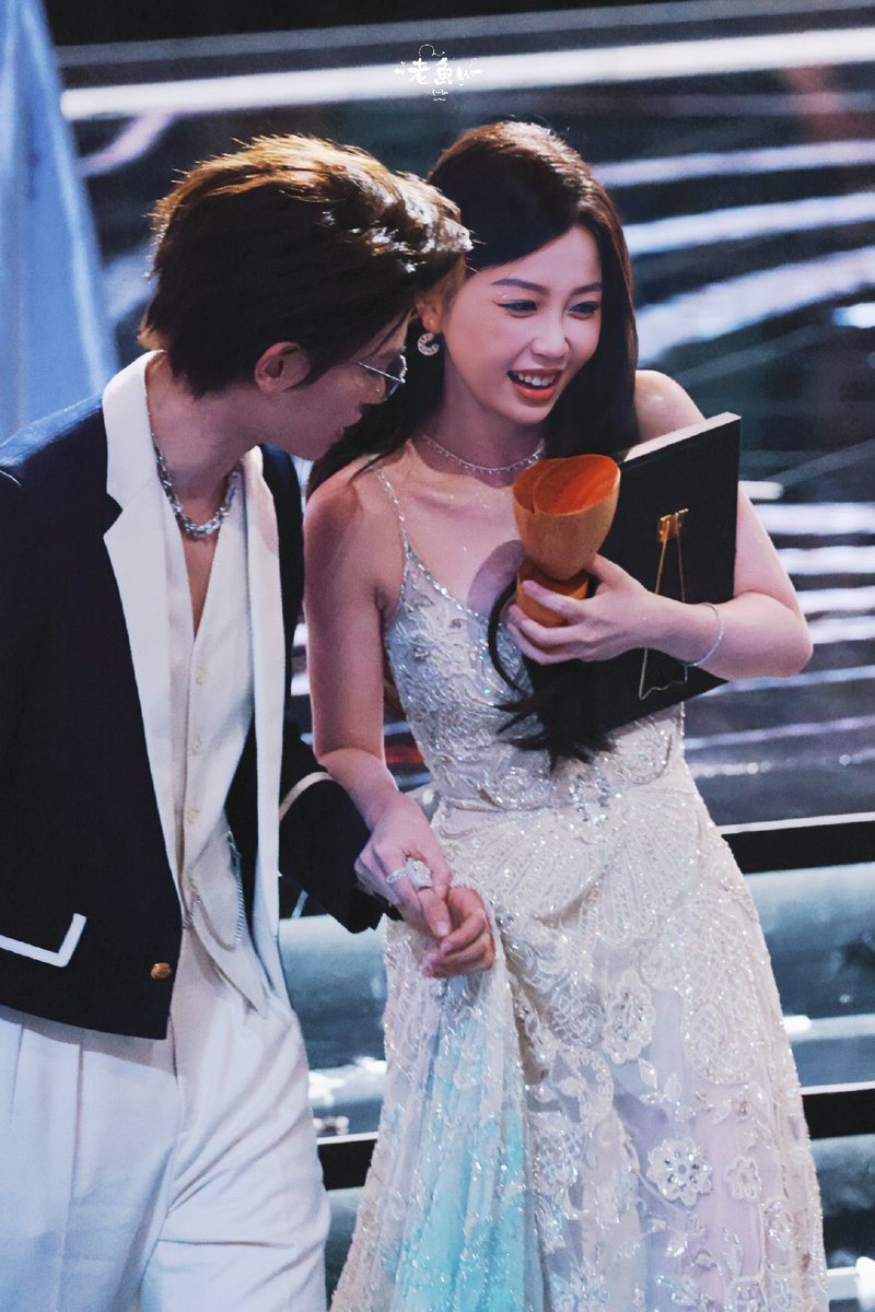 ManoodTingJeen's tweet photo. คนเขาฮือฮากันทั้งงาน 😂 #ติงอวี่ซี วิ่งไปรับ #อวี๋ซูซิน ลงจากเวทีถึง 2 ครั้ง

ถึงแม้ติงอวี่ซีจะไม่ได้ขึ้นรับรางวัลด้วยก็ตามม !! ดูแลดีเกินนะเนี้ย มีอะไนในกอไผ่ไหม ? ☺️💕

#ดารารักนิรันดร์ https://t.co/QJ5LeMZUbu