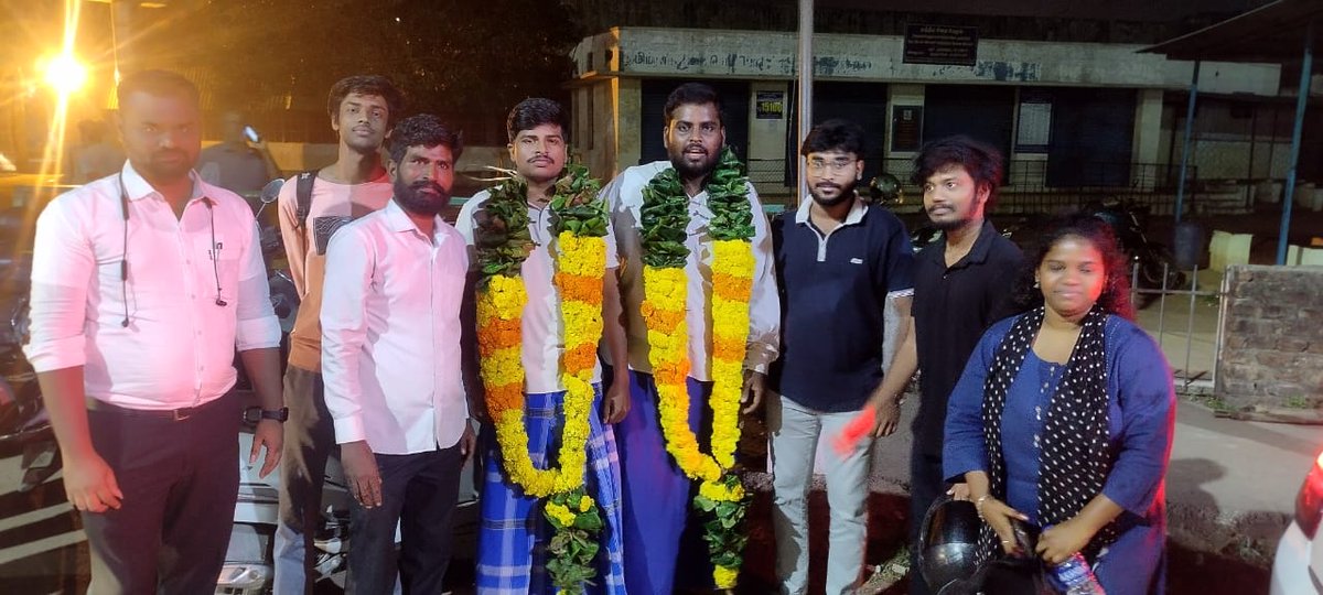 ABVPNorthTN's tweet photo. பாதிக்கப்பட்ட மாணவியின் நீதிக்காக போராடி காவல்துறையால் கைது செய்யப்பட்ட ABVP-வட தமிழகத்தின் மாநில செயலாளர் திரு. @YUVARAJDHAMODHA மற்றும் மாநில அலுவலக செயலாளர் திரு. ஸ்ரீதரன் ஆகியோர் நீண்ட சட்டப் போராட்டத்திற்கு பின் விடுதலை. 🚩
#ABVP https://t.co/0aC2fLQE52