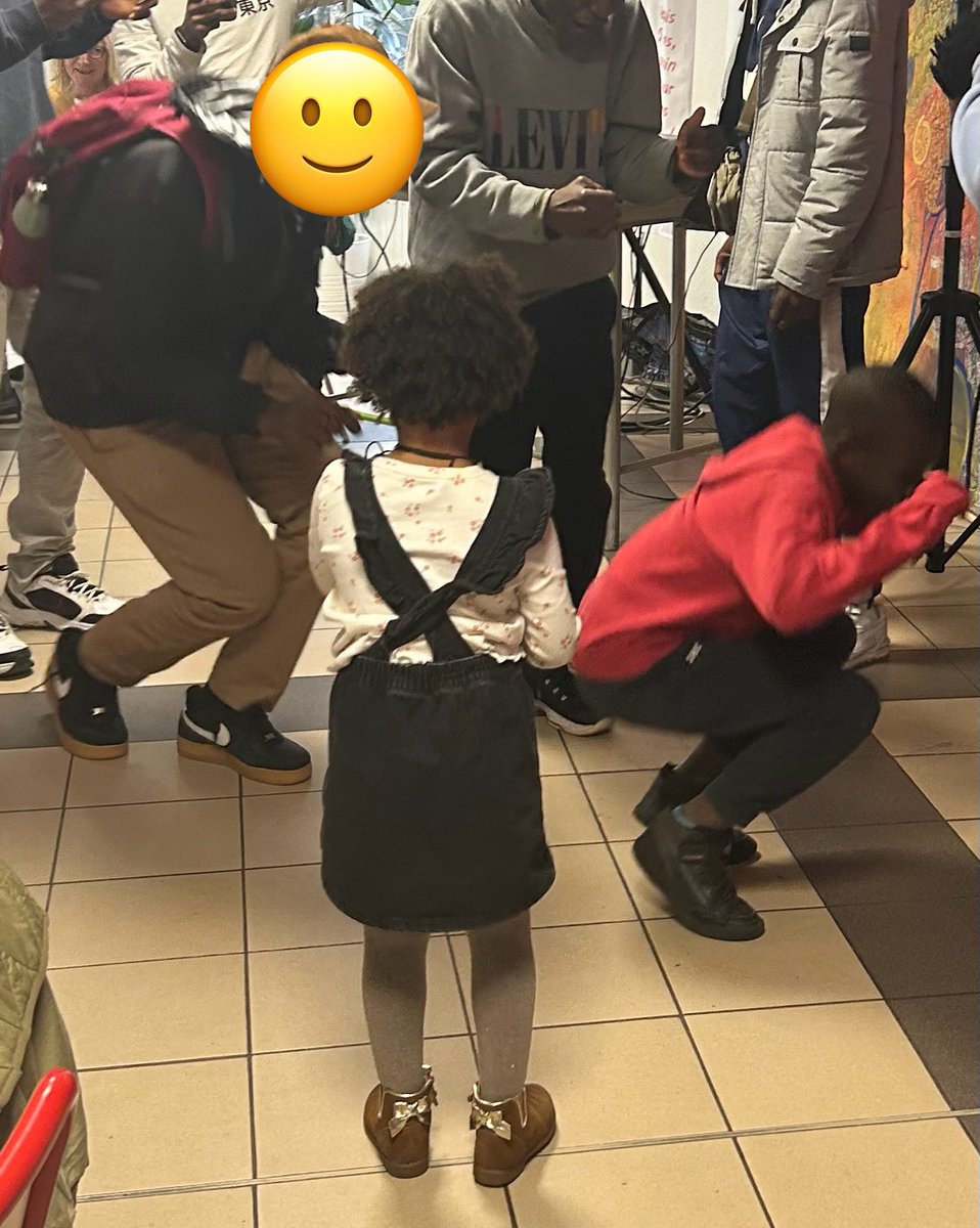 Au sein de notre équipement, les habitants solidaires et les jeunes migrants, restés si et trop longtemps sur un terrain aux #Boisblancs ont fêté la rencontre et la solidarité. #centresocial #Lille