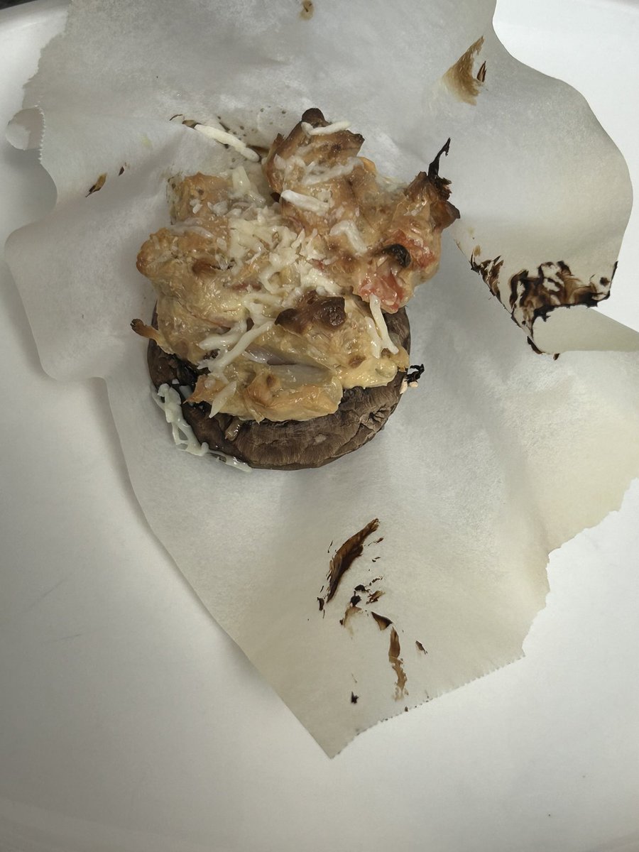 ezeewrap's tweet image. EZEE cleanup with EZEEWRAP parchment paper!!!  (thx for pics Myrna) #EZEEWRAP #parchment paper