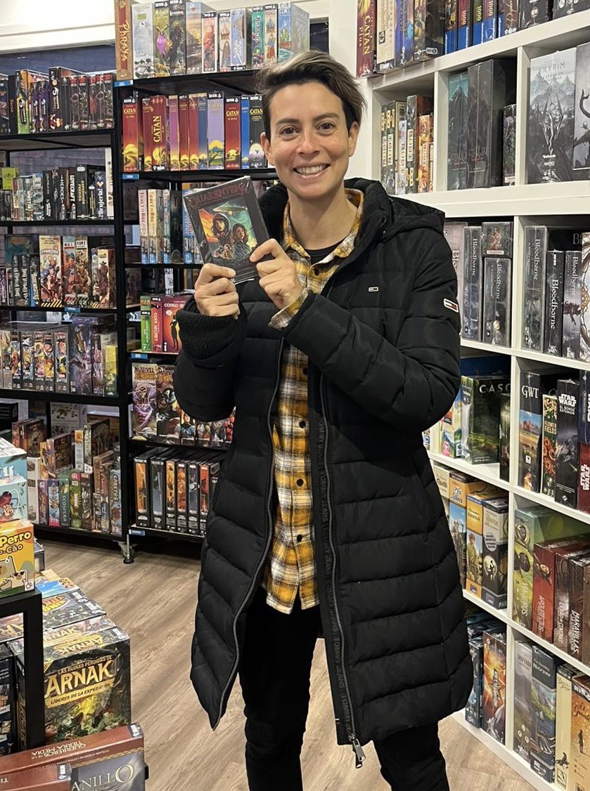 Ra Games (@ragamesestudio) on Twitter photo Nuestra Capitana <a href="/LourdesDelToro/">Lou Del Toro</a> ha sido la primera en hallar una copia de #Quarentena de <a href="/Tcgfactory/">TCG Factory</a>
¿Nadie ha encontrado otra en su tienda de juegos habitual?
¿Dónde están esas #Quarentena? Nuestra Capitana <a href="/LourdesDelToro/">Lou Del Toro</a> ha sido la primera en hallar una copia de #Quarentena de <a href="/Tcgfactory/">TCG Factory</a>
¿Nadie ha encontrado otra en su tienda de juegos habitual?
¿Dónde están esas #Quarentena?