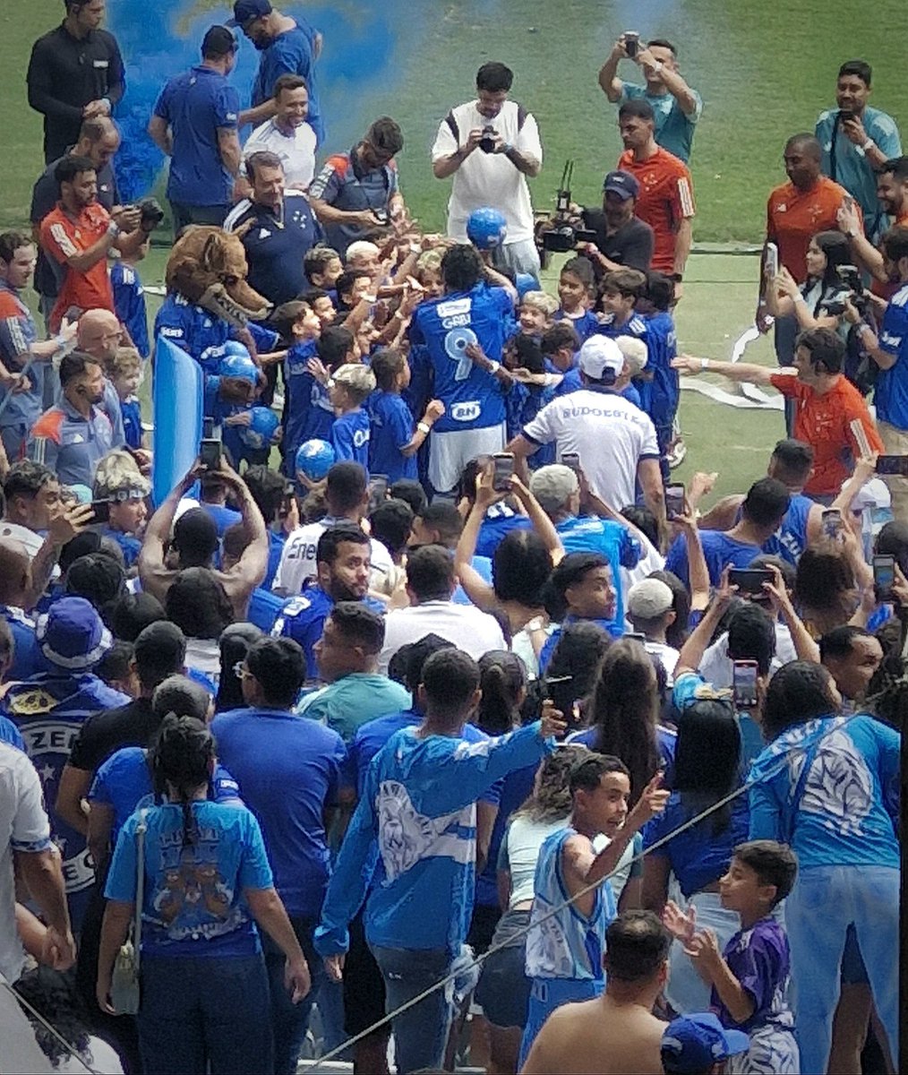 RealBennytheDog's tweet photo. Nos braços do povo 💪💙 https://t.co/tl8cRcKkpy