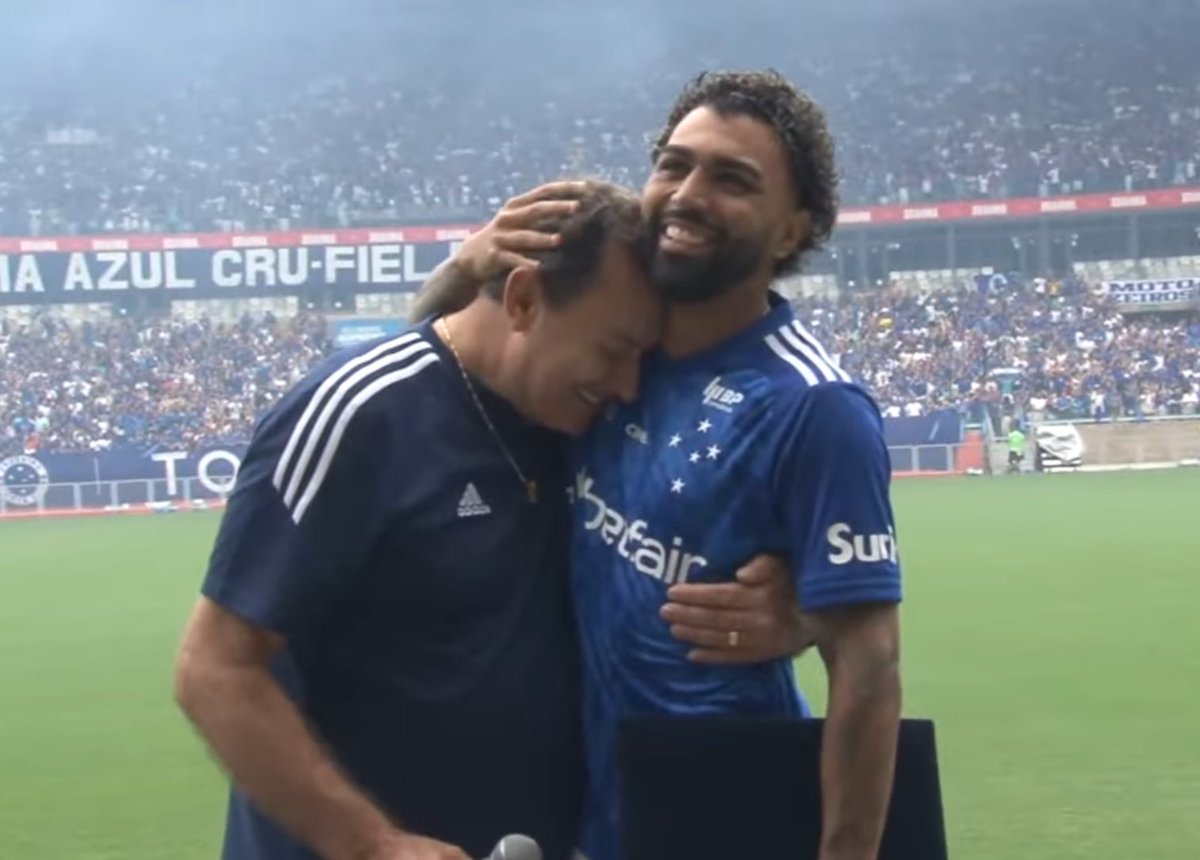 juliakkkkll's tweet photo. A GENTE TEM UM BILIONÁRIO COMO DONO DO NOSSO TIME QUE CHORA DE EMOÇÃO POR VER A TORCIDA FELIZ, PUTA QUE PARIU. https://t.co/IMSSmWlRhC