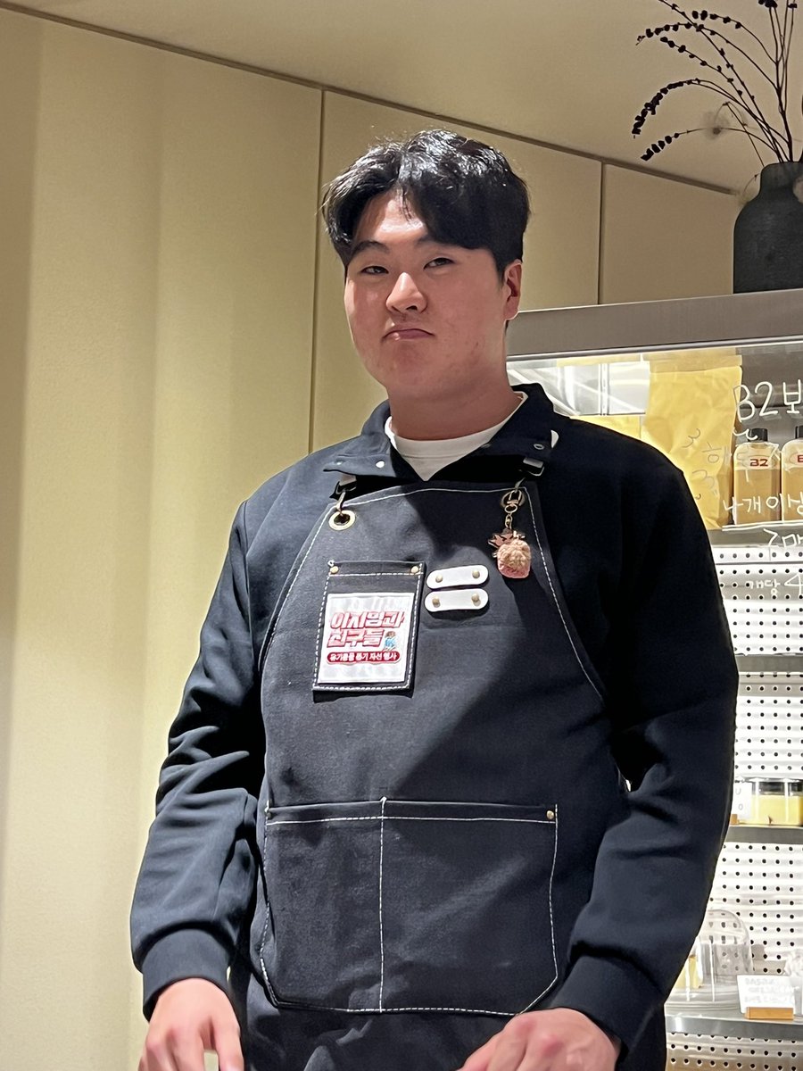 랜더스 카페에 다녀왓어요
진짜 랜더스가 있음
고맹이 정말 웃수저라 물밥핑이 한마디하면 소녀들이 모두 깔깔됨