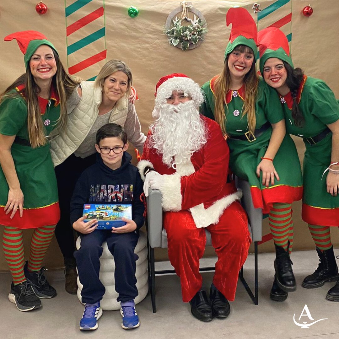 FundAladina's tweet image. Junto a @irenea_rehab llenamos de alegría la segunda planta de @vithas Valencia Consuelo, ¡qué tarde tan divertida! 🥰
Nuestros amigos de #byl_inedu, Bernat y Loli, se compincharon con Papá Noel para que repartiese los regalos a todos los peques en persona 🎁.
