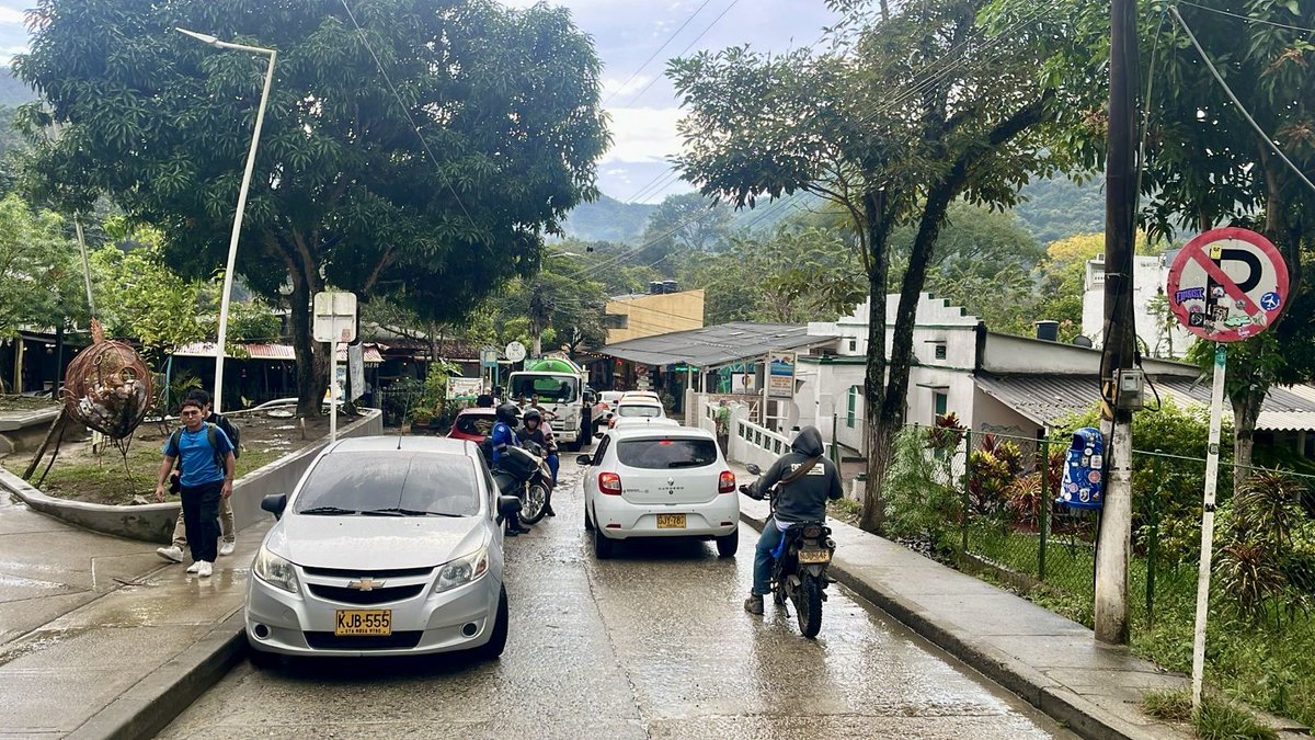 Desde el sector de minca continuamos preservando la movilidad de todos los actores viales, en esta oportunidad nos encontramos en regulación y control a vehículos mal estacionados. 

#Movilidadsomostodos #Regulación #Santamarta