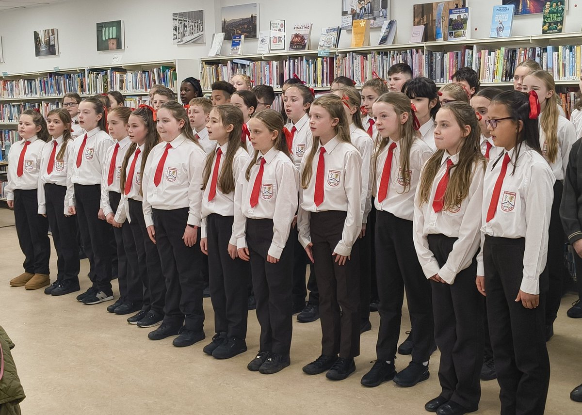 corkcitylibrary's tweet image. Music to our ears 🎵 

Glanmire Library was delighted to welcome pupils from Scoil Naomh Iosaf for a wonderfully festive performance of carols before Christmas. 

#CorkCityLibraries #GlanmireLibrary